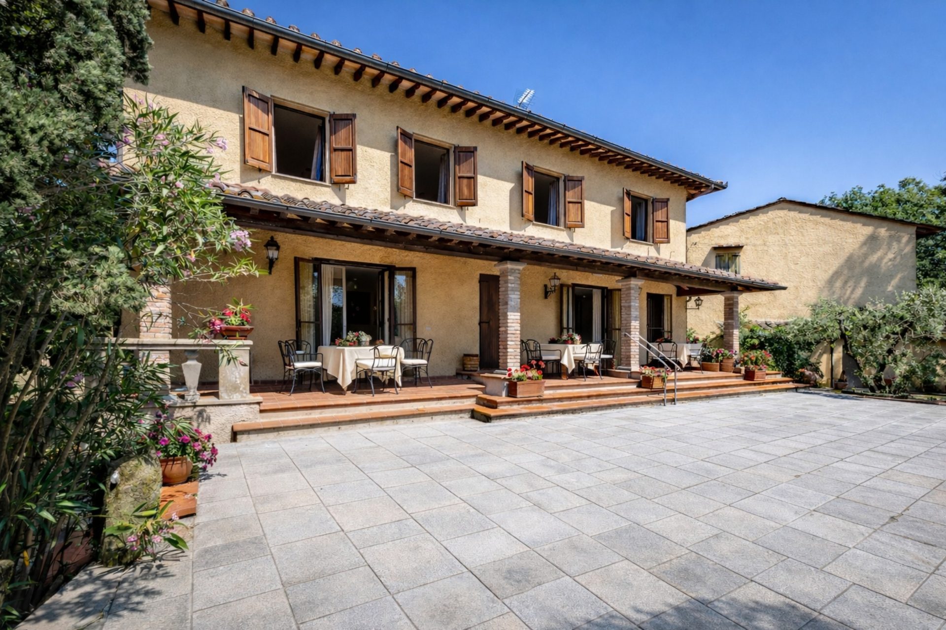 Facciata della villa principale