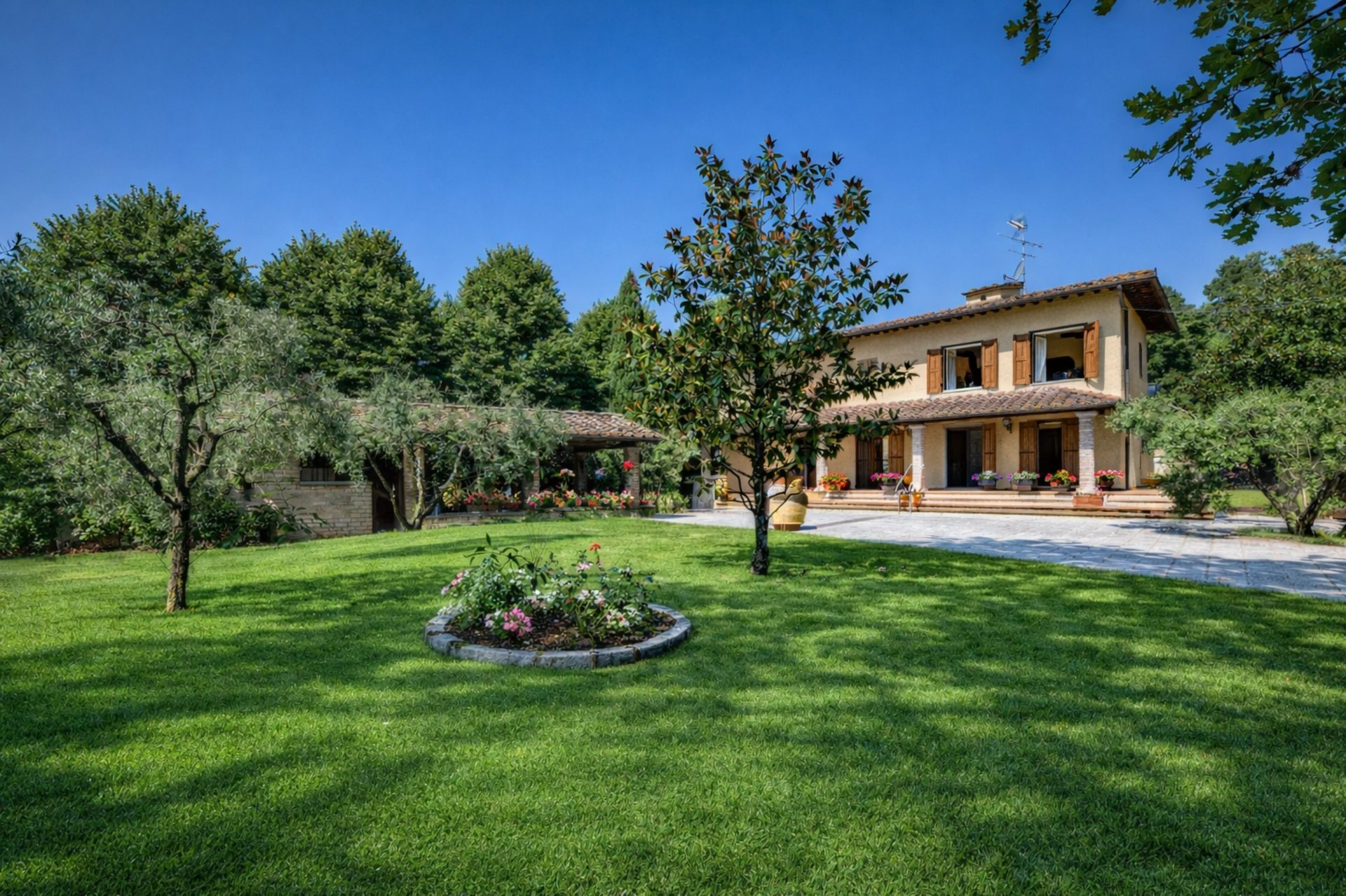 Vista giardino e villa